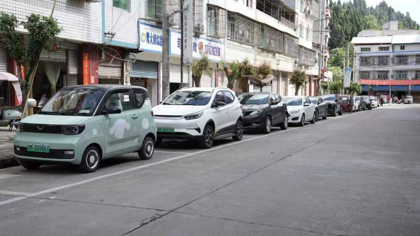 安岳縣鴛大鎮新劃定的停車位上，車輛停放整齊有序。吳奇攝