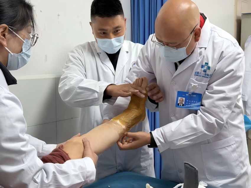 醫療隊專家到病房為患者治療。程子路供圖