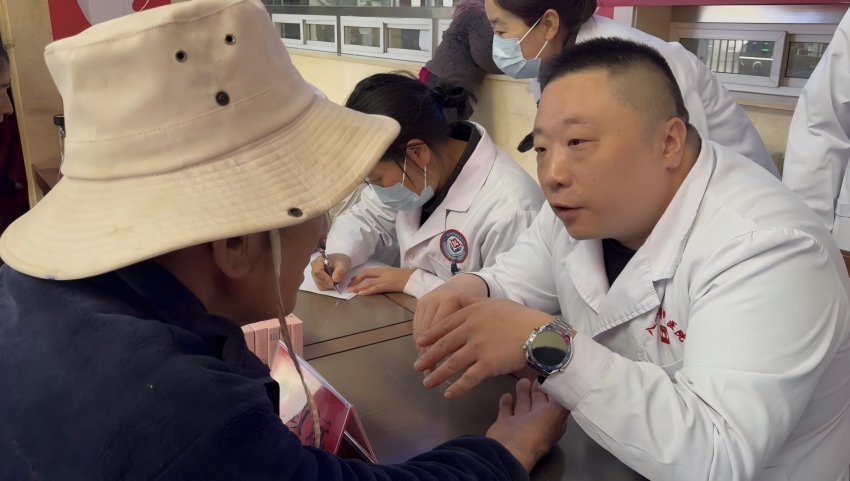 醫療隊專家為患者看診。程子路供圖