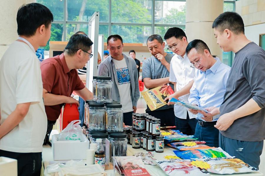 企業員工紛紛品嘗選購