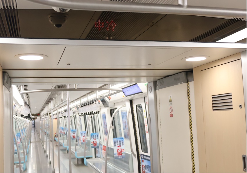 车厢端部显示器实时显示温度分区。成都轨道集团供图