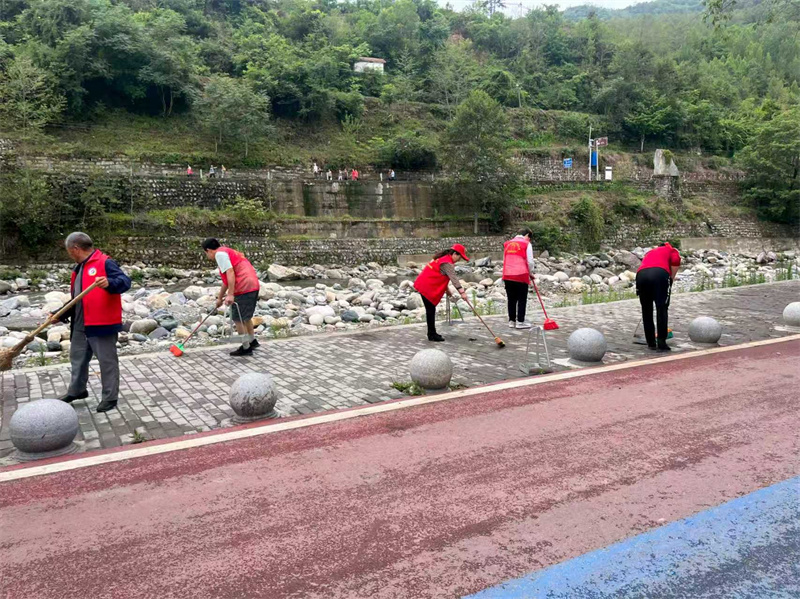 志願者在清掃垃圾。青川縣融媒體中心供圖