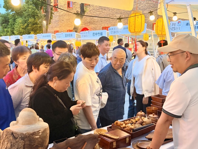 市民游客了解集州木雕。吕雅馨供图