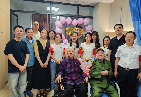 温馨合影。自贡市军休所供图