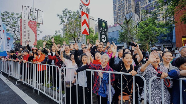 群众助威。荣县融媒供图