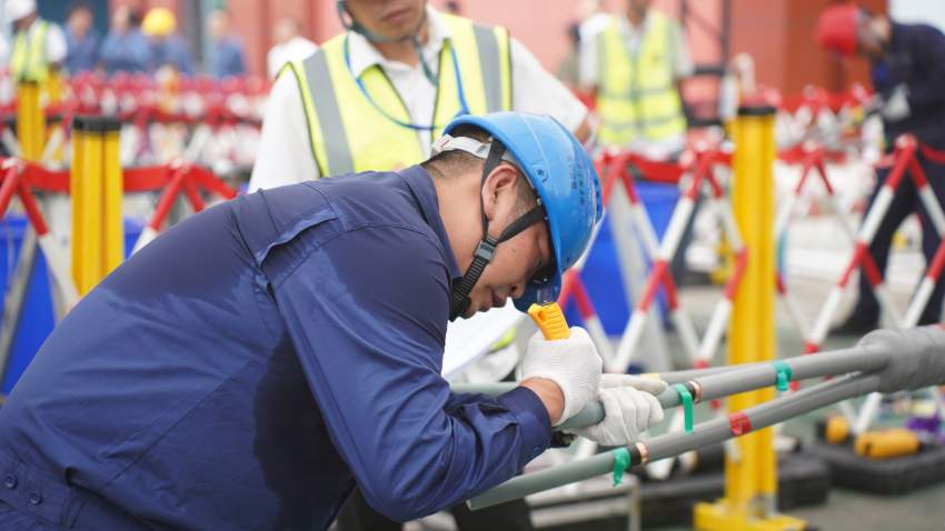 10千伏電纜冷縮戶內終端頭制作及試驗。四川省水電集團供圖