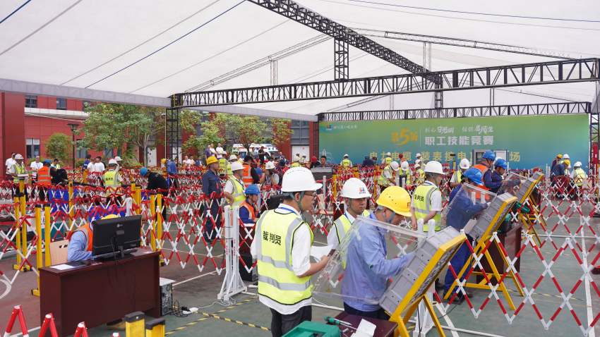 裝表接電。四川省水電集團供圖