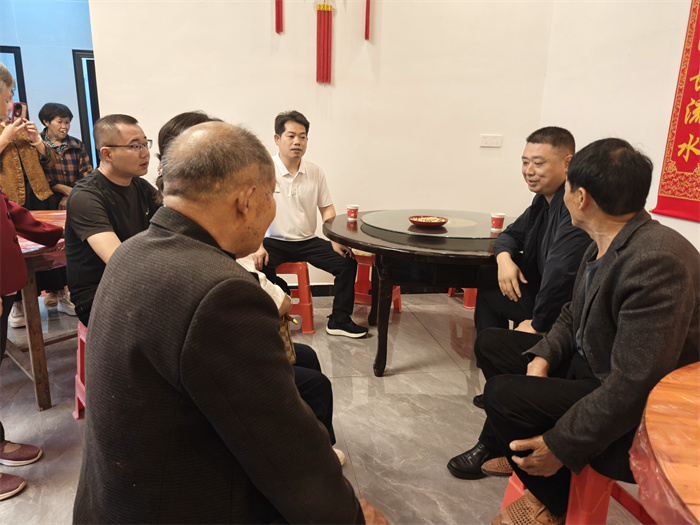 与烈士家属亲切交谈。富顺县退役军人事务局供图