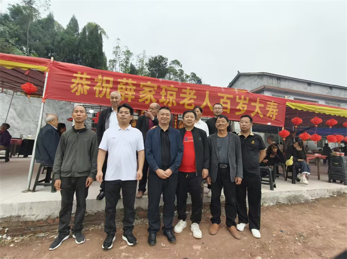 为百岁英雄母亲贺寿。富顺县退役军人事务局供图