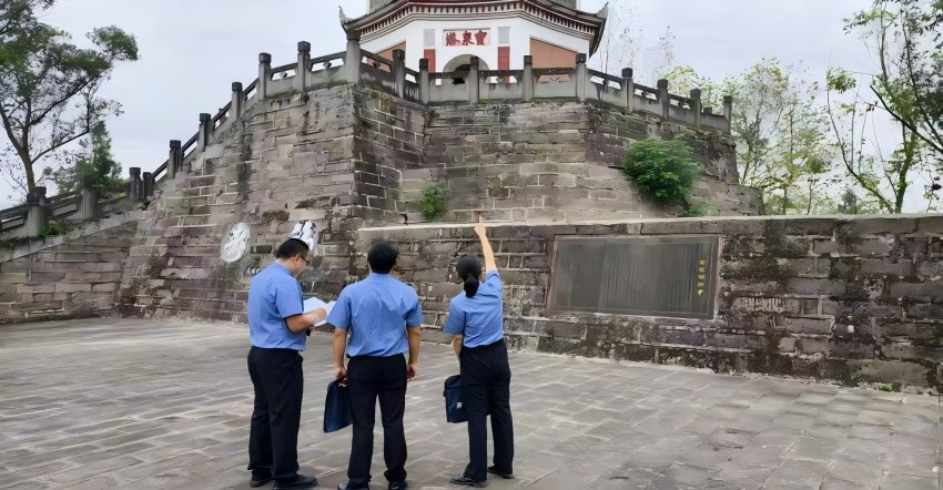 “田城益士”辦案團隊勘查省級文物寶泉塔。開江縣人民檢察院供圖