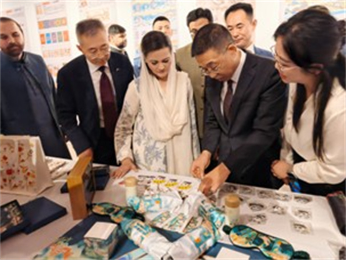 四川文化产业职业学院特色文创展品备受欢迎瞩目。王俊摄