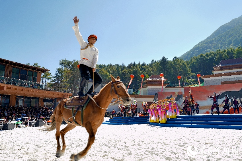 四川康定2026年“四月八”跑马山转山会现场表演。实习生 韩青化祎摄