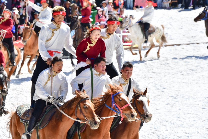 四川康定2026年“四月八”跑马山转山会现场表演。实习生 韩青化祎摄