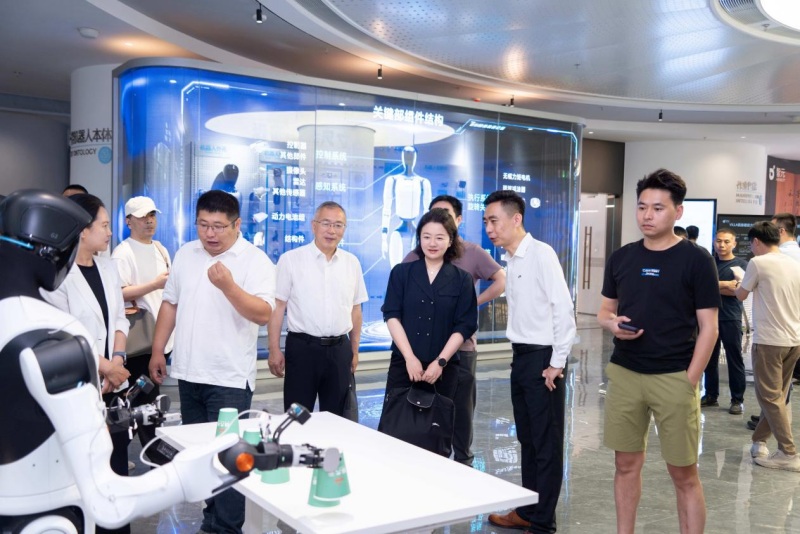 参会人员现场参观。四川工商职业技术学院供图