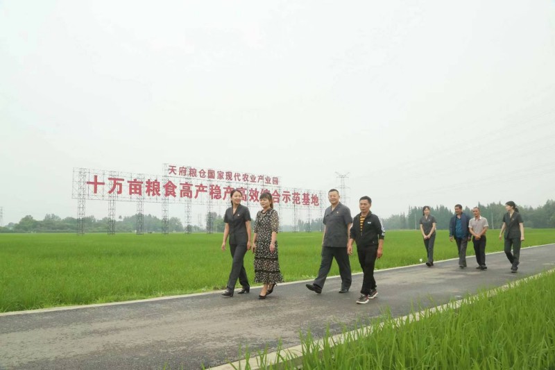 街子旅游环保法庭法官在法庭，当事人在“数字法庭驿站”，远程化解矛盾纠纷。崇州市委宣传部供图