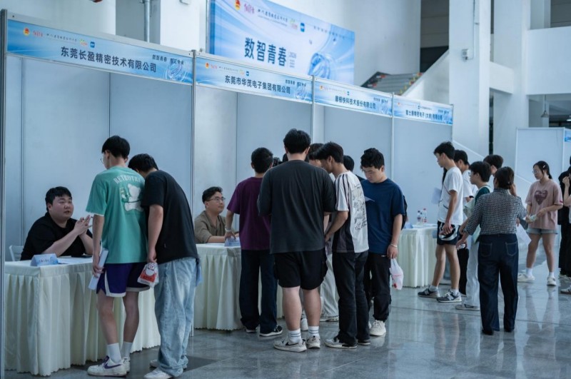 学生投递简历。主办方供图