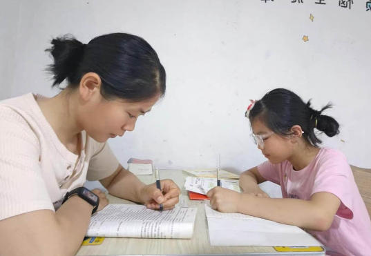 李佳与孩子一起学习。成都理工大学供图