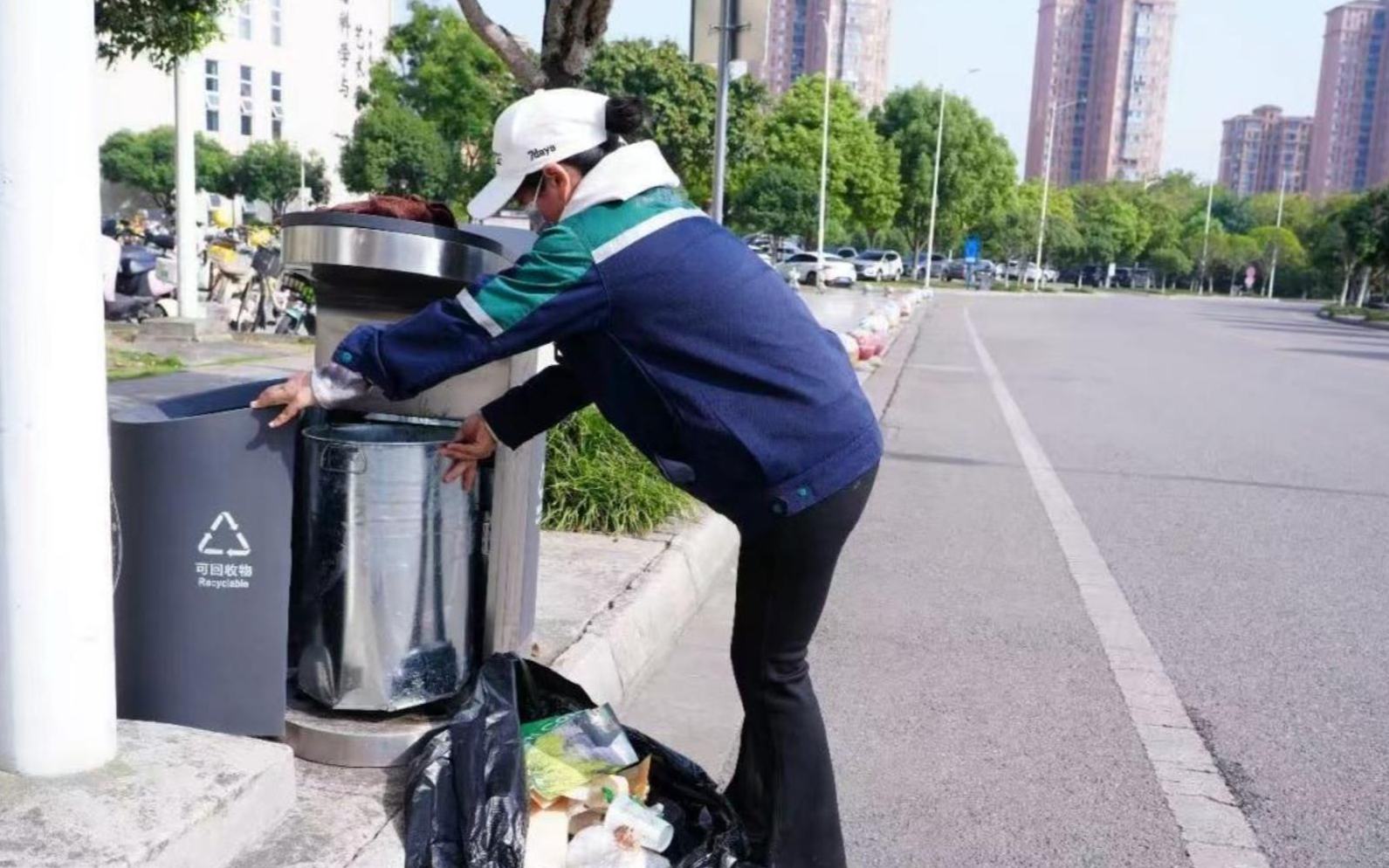 “90后” “二孩妈”追梦成功！成都理工大学环卫工考研上岸