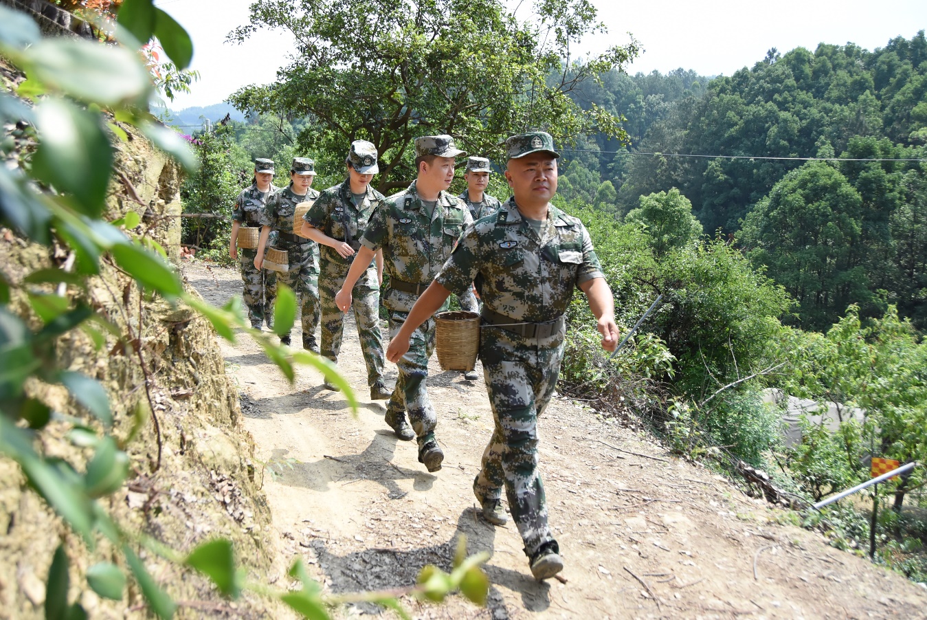 “江姐老兵”志願者走進老兵茶園。榮縣退役軍人事務局供圖