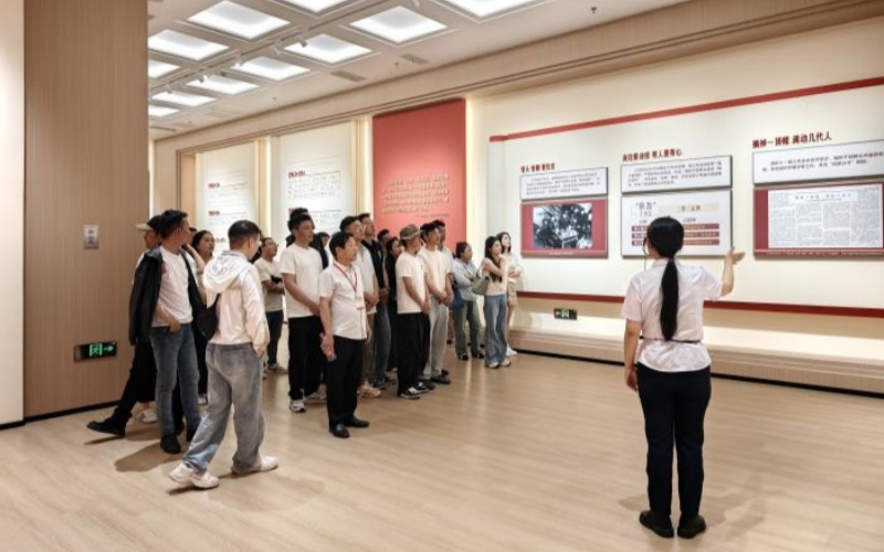 學員赴實地學習。四川賦能興川教育科技研究院供圖