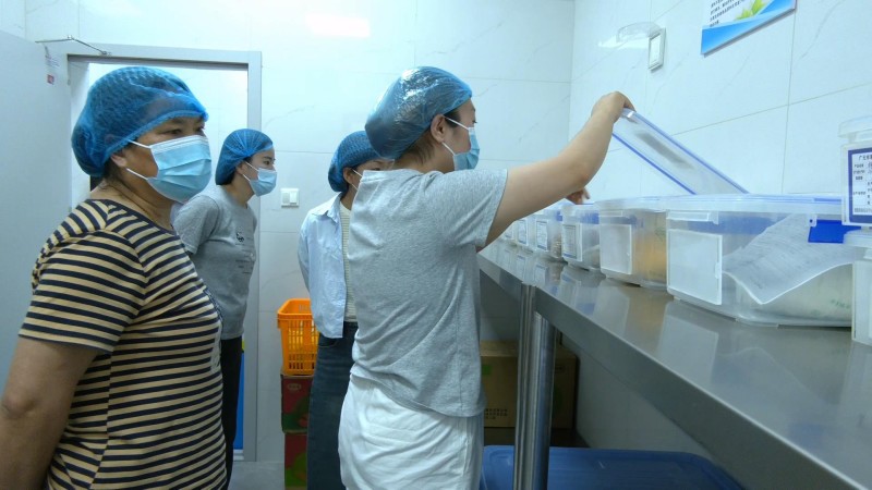 家长参观学生食堂。朝天区融媒体中心供图