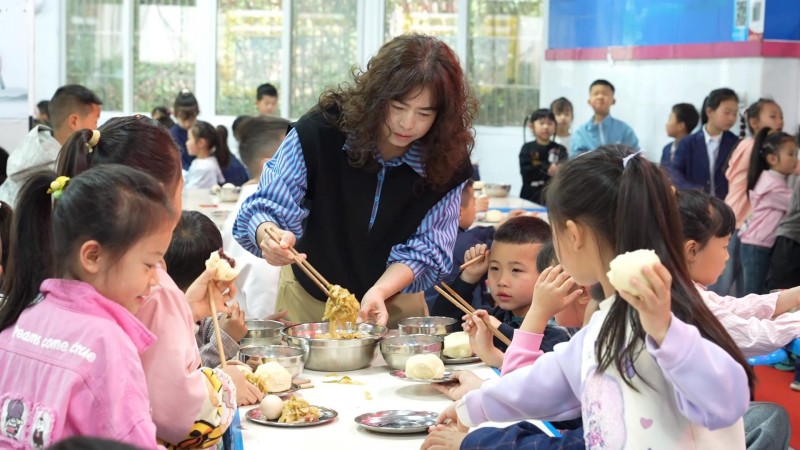 一位家长给孩子们加菜。朝天区融媒体中心供图