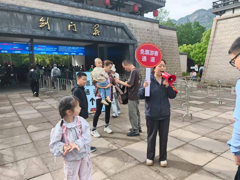 黨員在景區檢票處做好引導工作。朱斗峰供圖