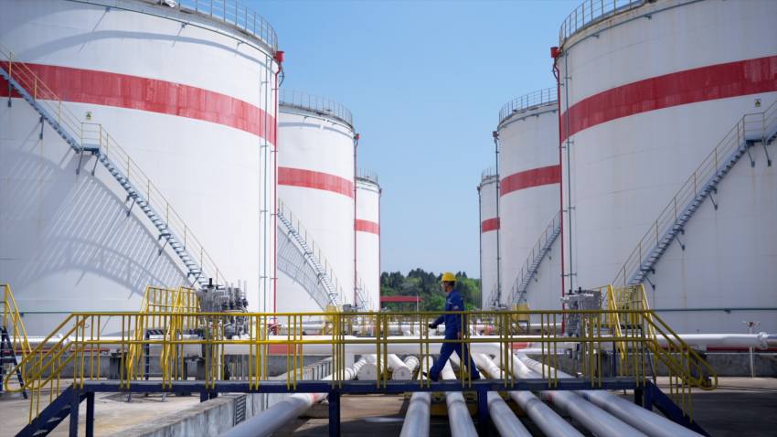 工作人员巡检现场。中国石化四川石油分公司供图