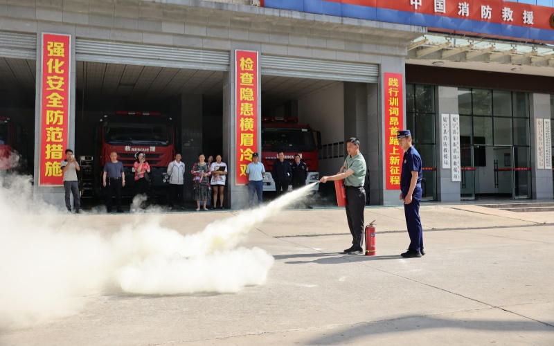 灭火器油盆灭火实操。冕宁县消防救援局供图