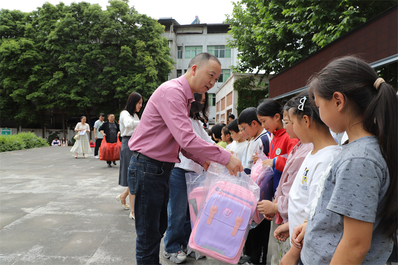 為孩子們送上學習用品。青川縣融媒體中心供圖