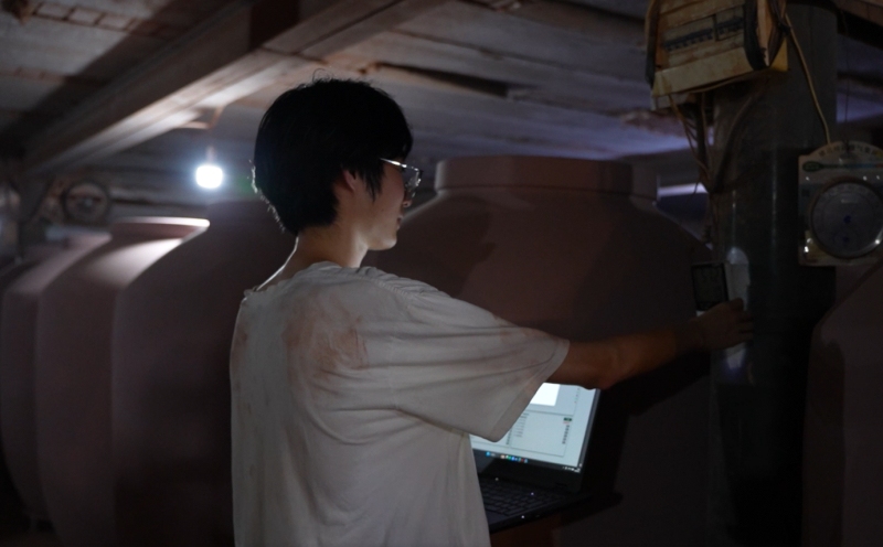 在隆昌市碧檀陶瓷有限公司生产车间忙碌的同学。四川工商职业技术学院供图