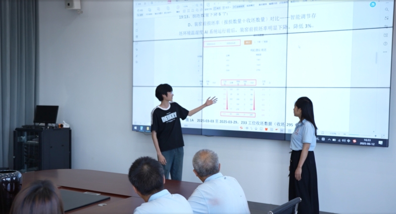 同学正在介绍陶坛智能品控系统的成果。四川工商职业技术学院供图