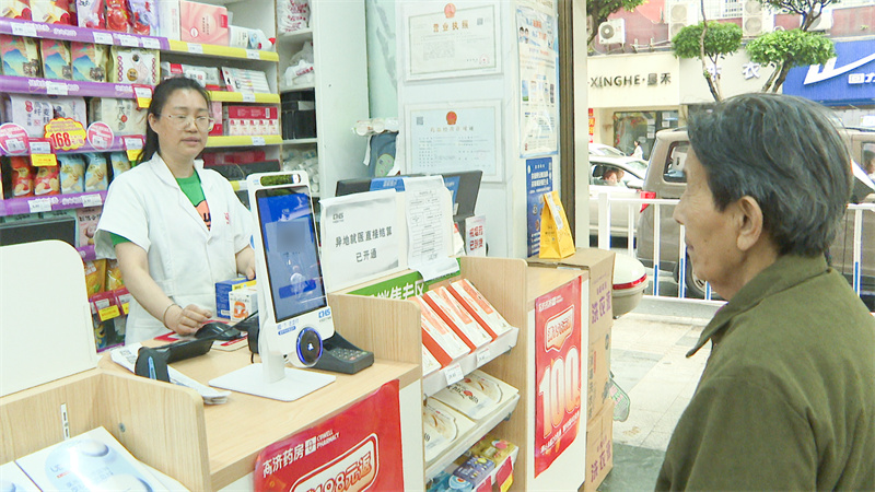 市民正在导购指引下选药购药。翠屏区融媒体中心供图