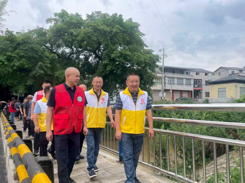 两地人员联合巡河。安岳县水务局供图