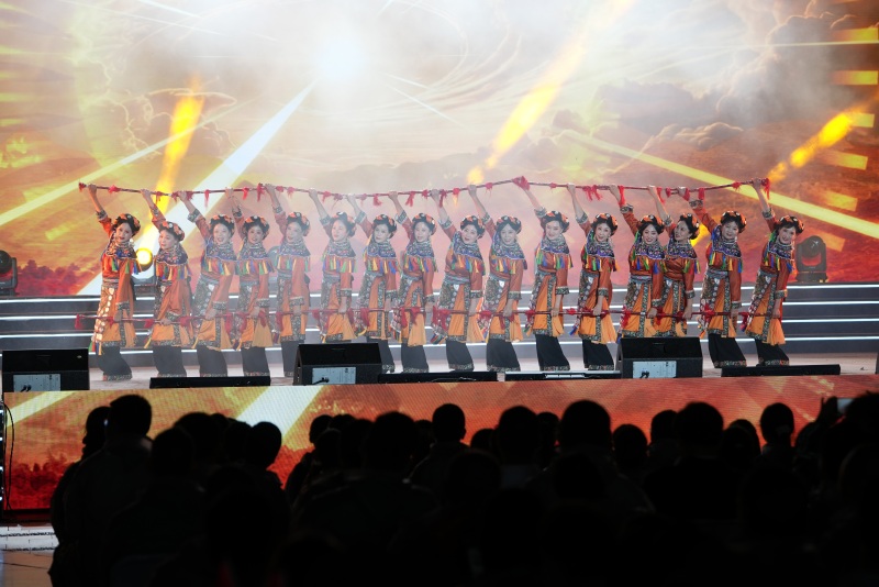 惠民演出现场。泸定县委宣传部供图