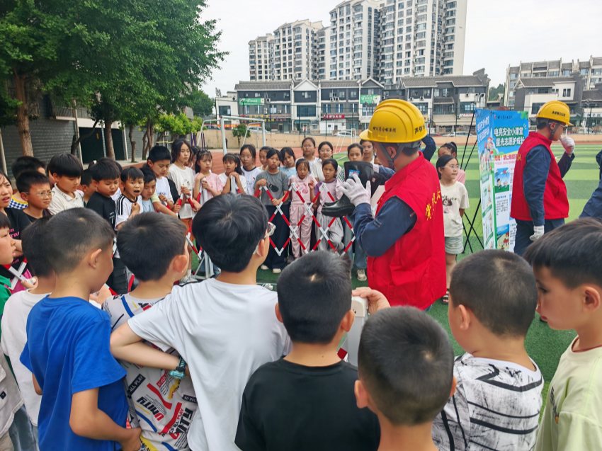 部分公司開展六一志願活動現場。四川省水電集團供圖