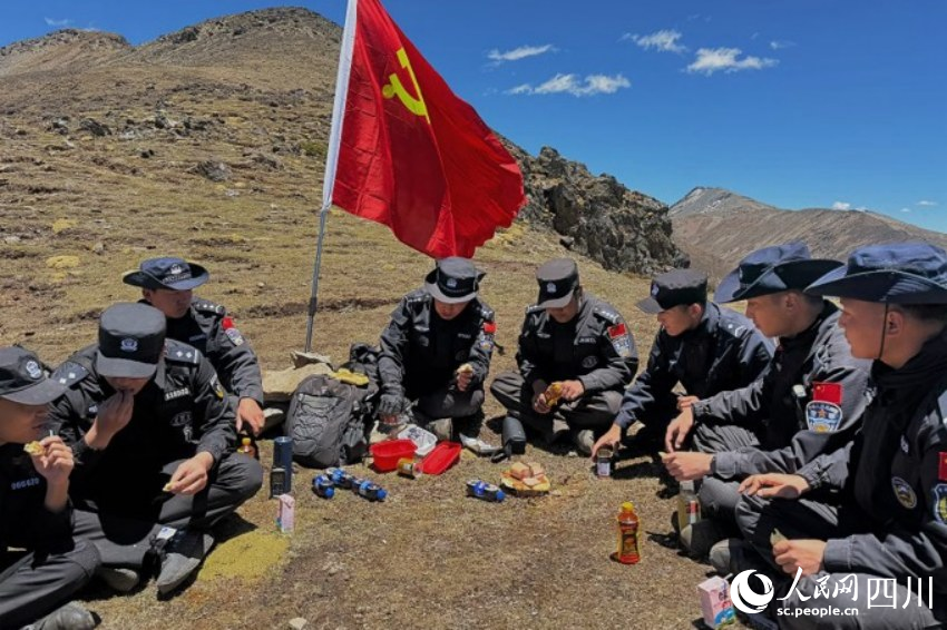 巡山执勤间隙，民警们席地而坐，以干粮简餐解决午餐。苟欣雨摄