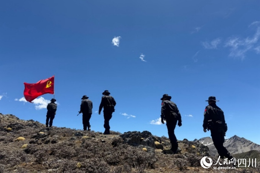 执勤民警正在巡山。苟欣雨摄