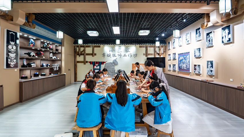 孩子們集體學習制作銀飾。馬邊融媒體中心供圖