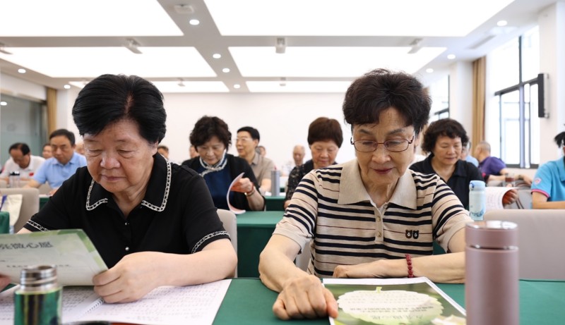 老同志阅读孩子们的微心愿。陈璐晴供图