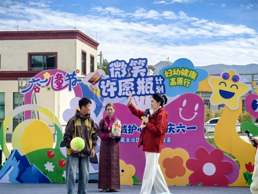 《华西论健》主持人征集“微笑许愿瓶”心愿。四川大学华西第二医院供图