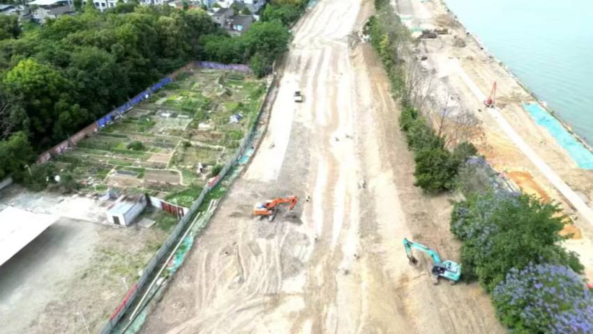 岷江彭山城区护岸和生态环境整治及滨江大道项目现场。李佳颖摄