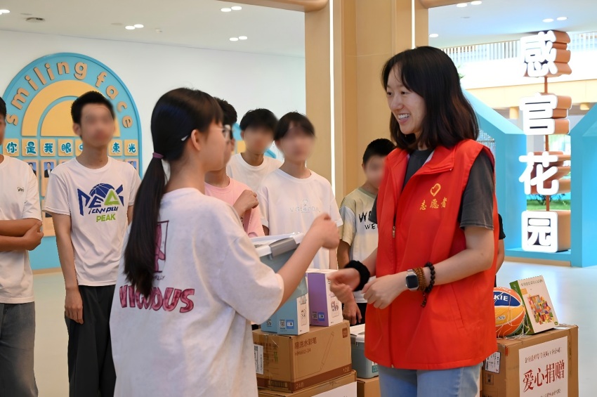 活动中孩子们用手语向志愿者道谢。金堂县烟草专卖局供图