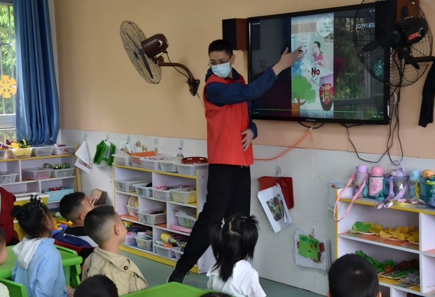 志愿者面向未成年人开展趣味普法宣传。金堂县烟草专卖局供图