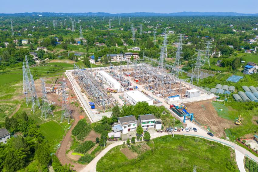 四川电网迎峰度夏重点工程——南充220千伏朗池输变电工程建设现场。曹江陵摄