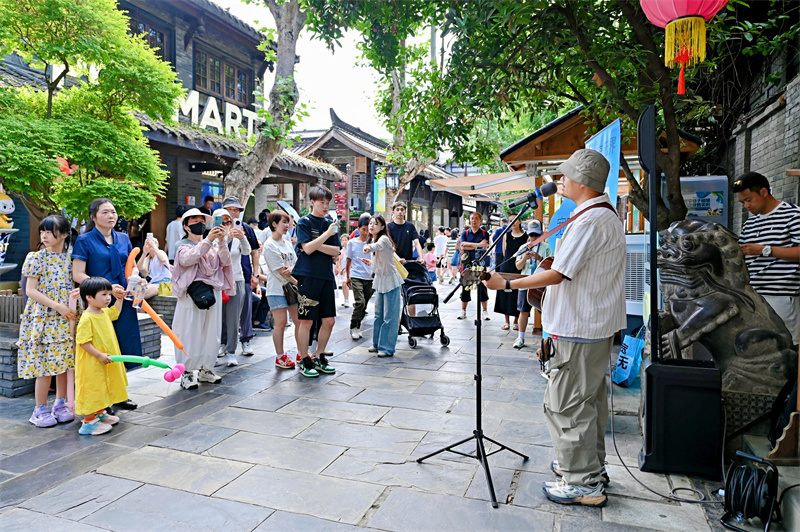 歌手在景区唱歌。宽窄巷子景区供图