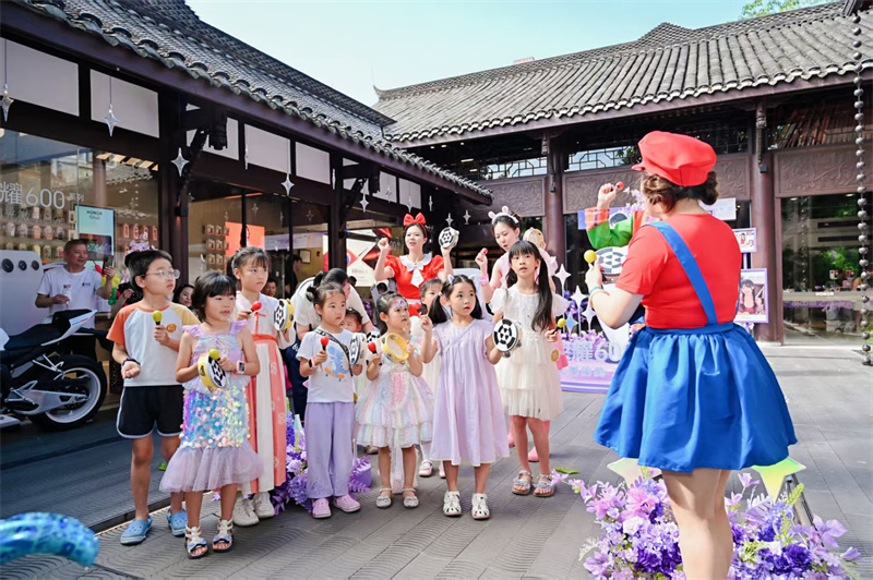 孩子们学习魔术。宽窄巷子景区供图