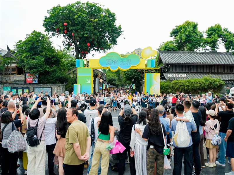 宽窄巷子景区东广场文艺表演。宽窄巷子景区供图