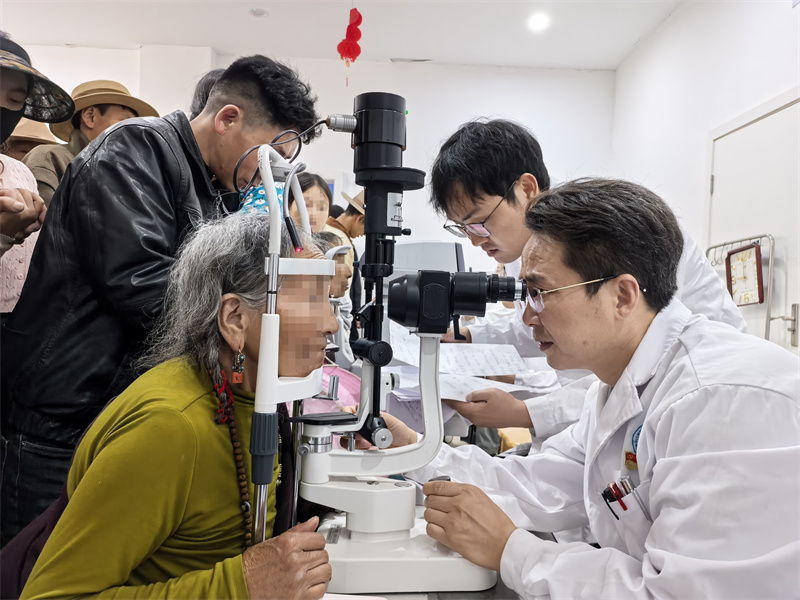为老人检查眼睛。受访者供图