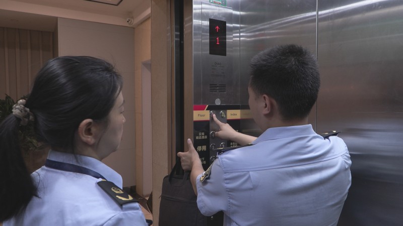 考前检查电梯。昭化区融媒体中心供图